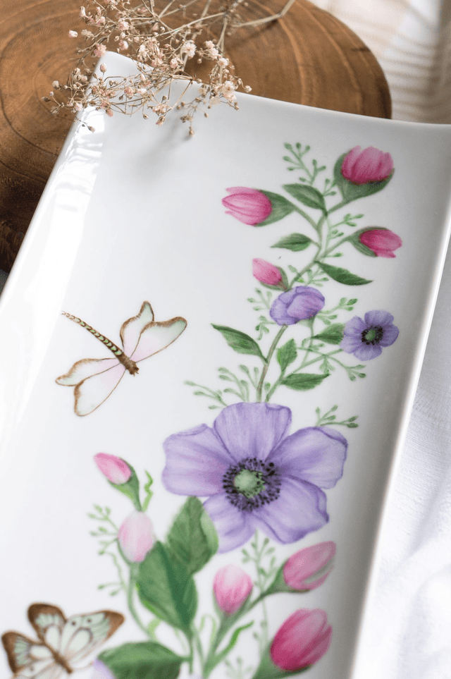 Plat à cake rectangulaire en porcelaine décoré à la main, plat à gâteaux motif floral papillon , idée cadeau unique