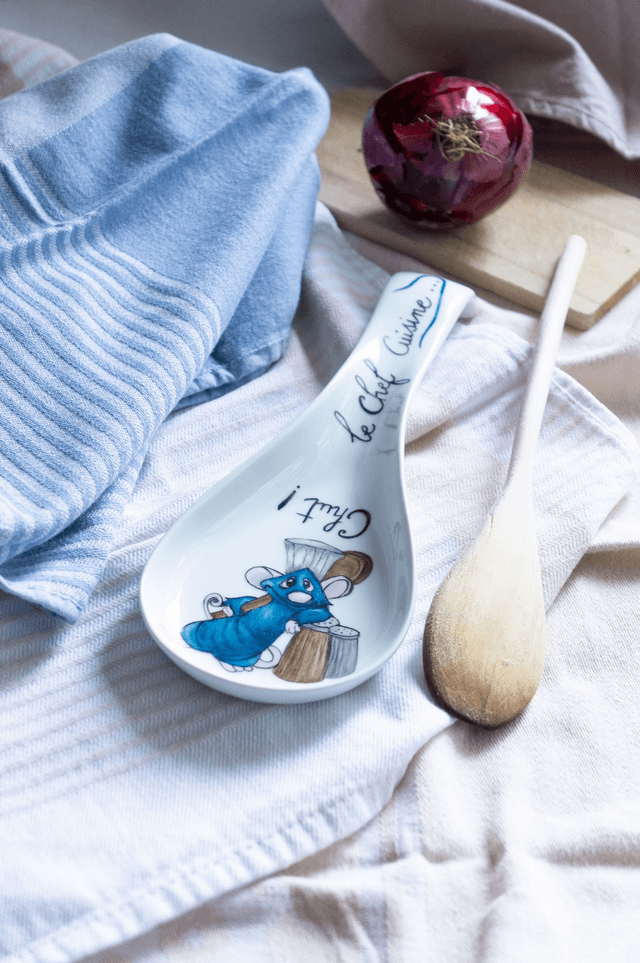 Repose-cuillère en céramique,  "Chut le chef cuisine"  Peint à la main, idée cadeau pour tous inspiration Ratatouille