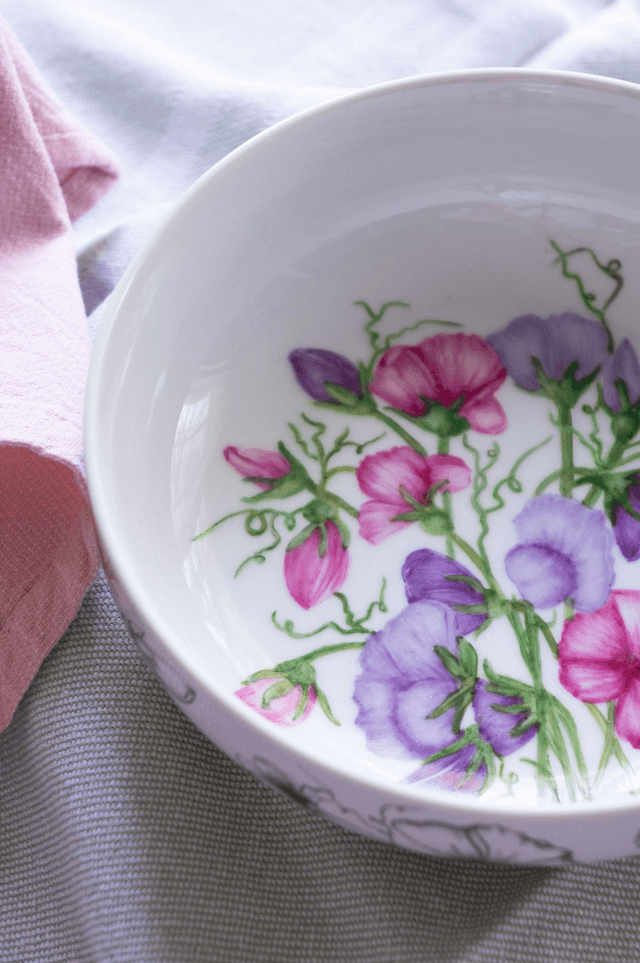 Coupelle en porcelaine fine peinte à la main – Motif pois de senteur – Vaisselle artisanale chic et multi-usages