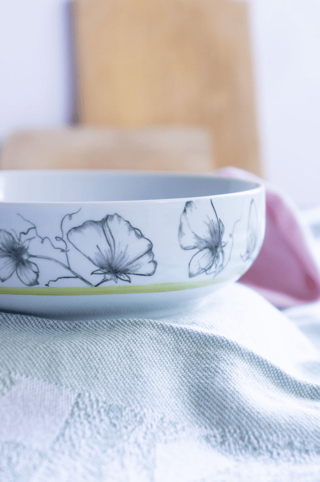 Coupelle en porcelaine fine peinte à la main – Motif pois de senteur – Vaisselle artisanale chic et multi-usages