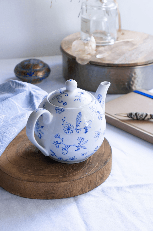Théière boule en porcelaine fine, décor floral abstrait bleu tracé à la plume, pièce unique peinte à la main , cadeau de Noël