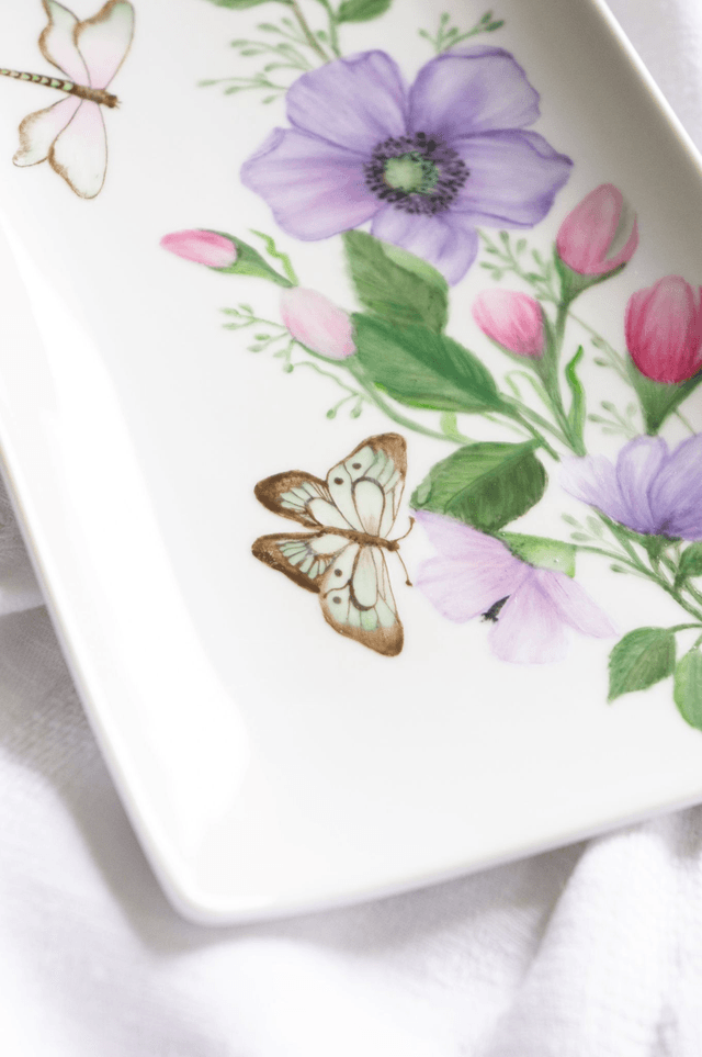 Plat à cake rectangulaire en porcelaine décoré à la main, plat à gâteaux motif floral papillon , idée cadeau unique