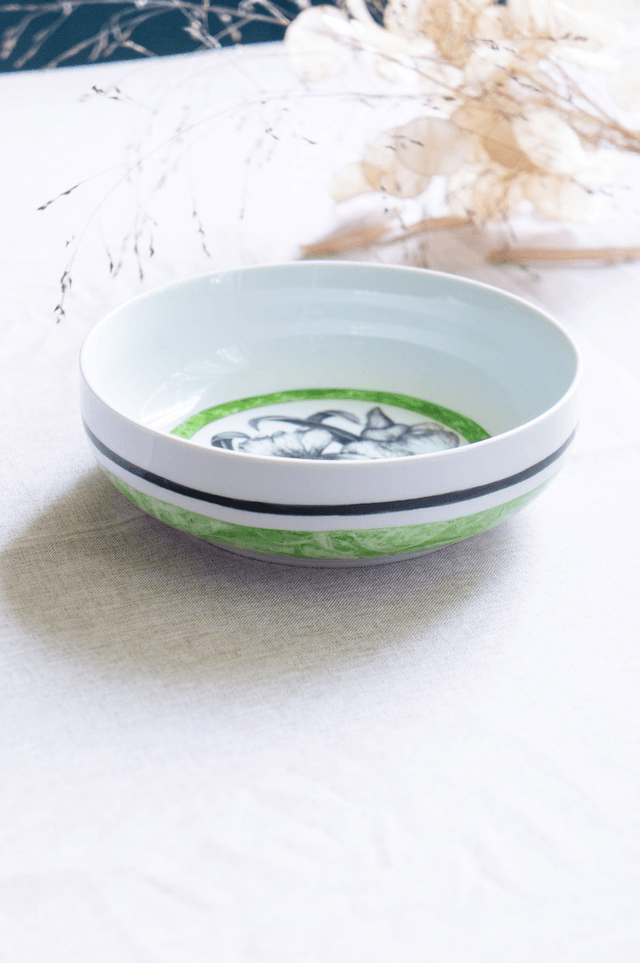 Grande coupelle basse en porcelaine peinte main, Iris noir et vert marbré, Art de la table chic, Cadeau artisanal nature et élégant