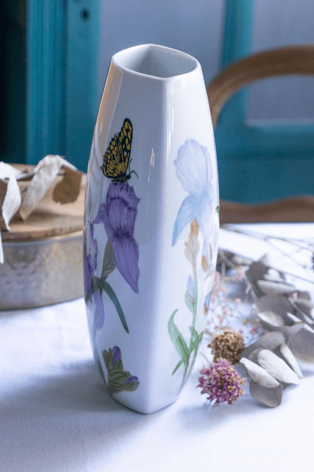 Grand vase en porcelaine de Limoges, forme moderne, objet de décoration élégance florale, création fait-main cadeau de mariage