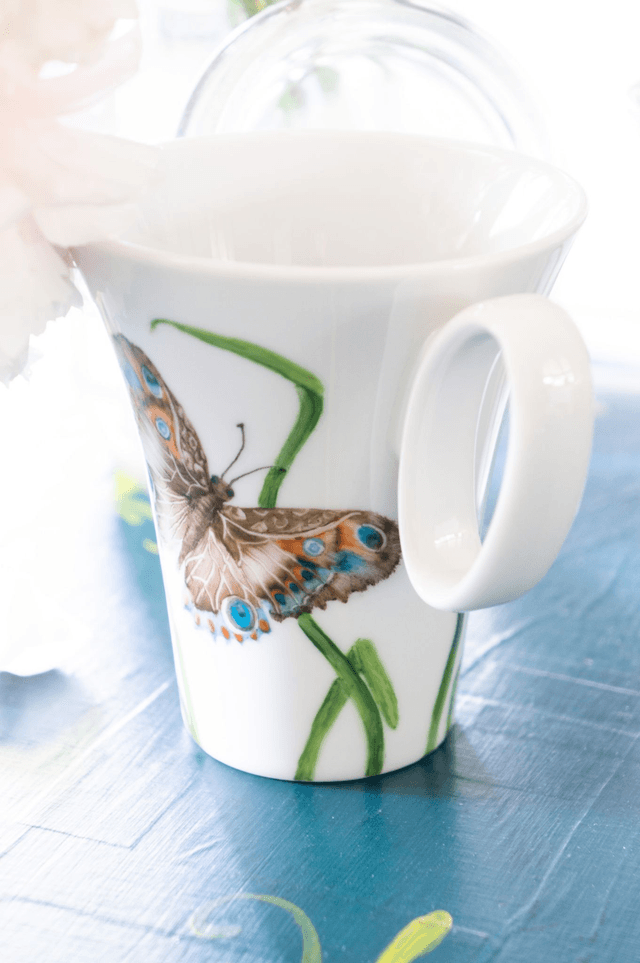 Mug en porcelaine fine, libellules et papillons, à personnaliser  