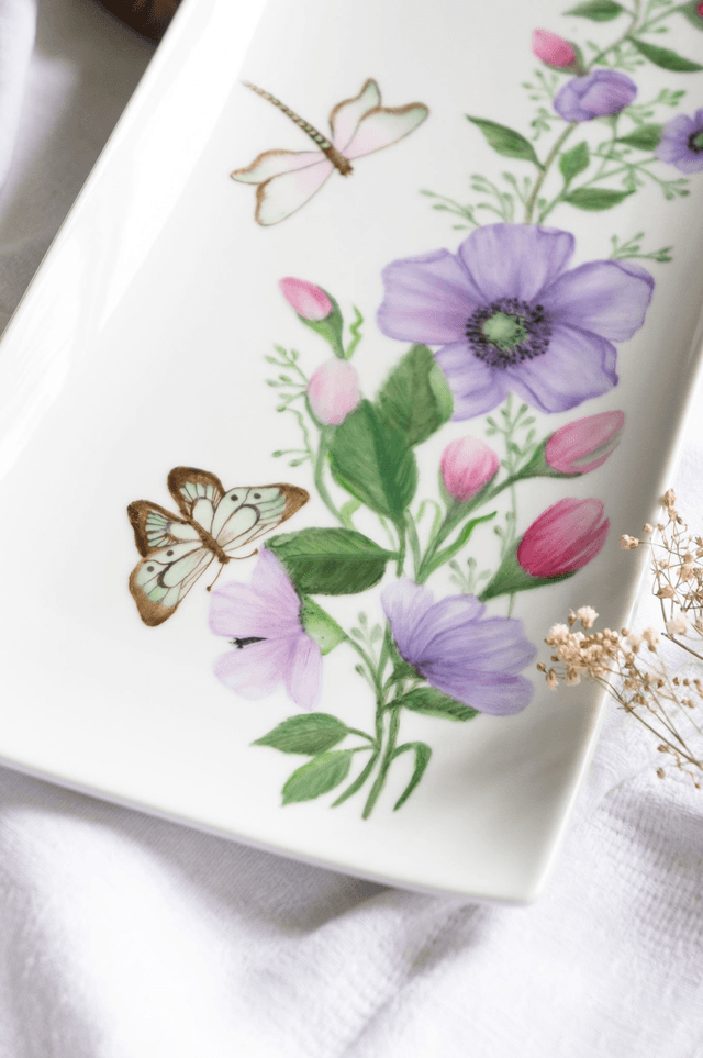 Plat à cake rectangulaire en porcelaine décoré à la main, plat à gâteaux motif floral papillon , idée cadeau unique