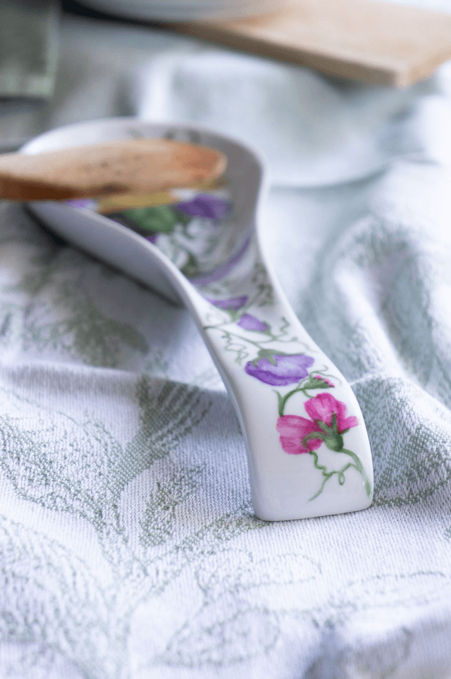 Repose-cuillère en porcelaine – Pois de senteur et haricots verts peints à la main – Décor floral champêtre, création unique