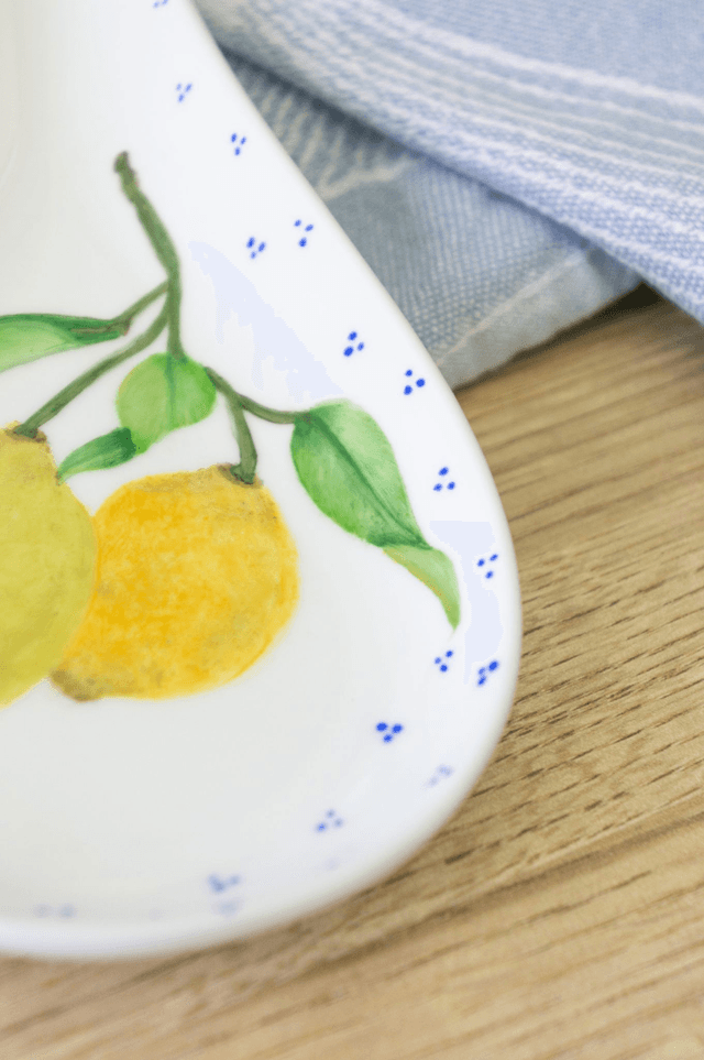 Repose-cuillère en porcelaine, motif citrons peints à la main, style méditerranéen jaune et bleu 