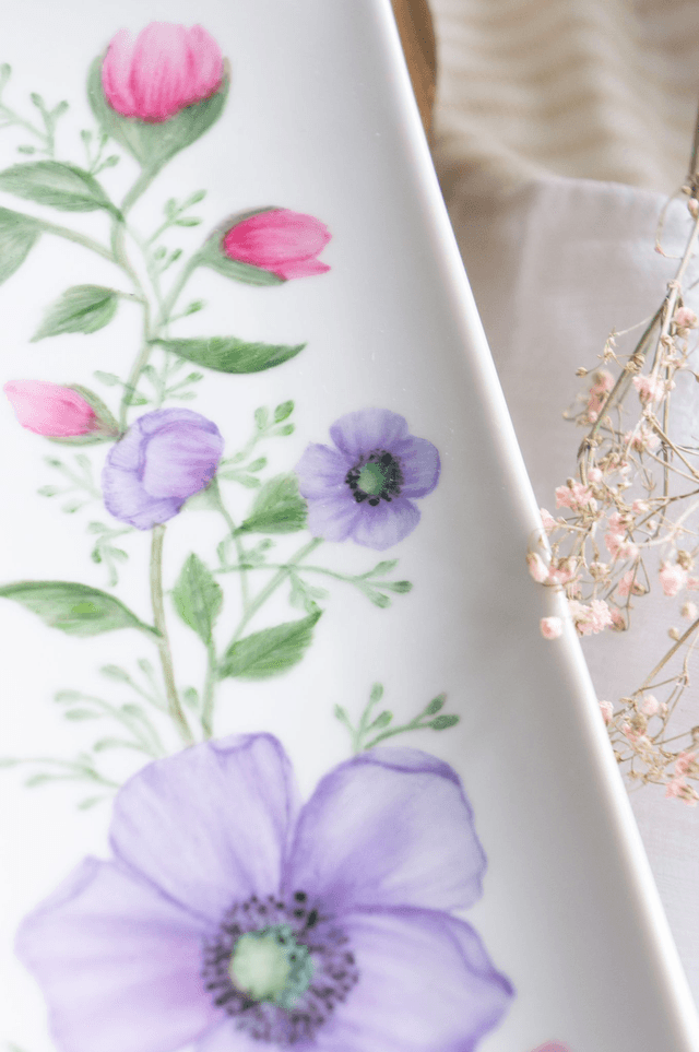Plat à cake rectangulaire en porcelaine décoré à la main, plat à gâteaux motif floral papillon , idée cadeau unique