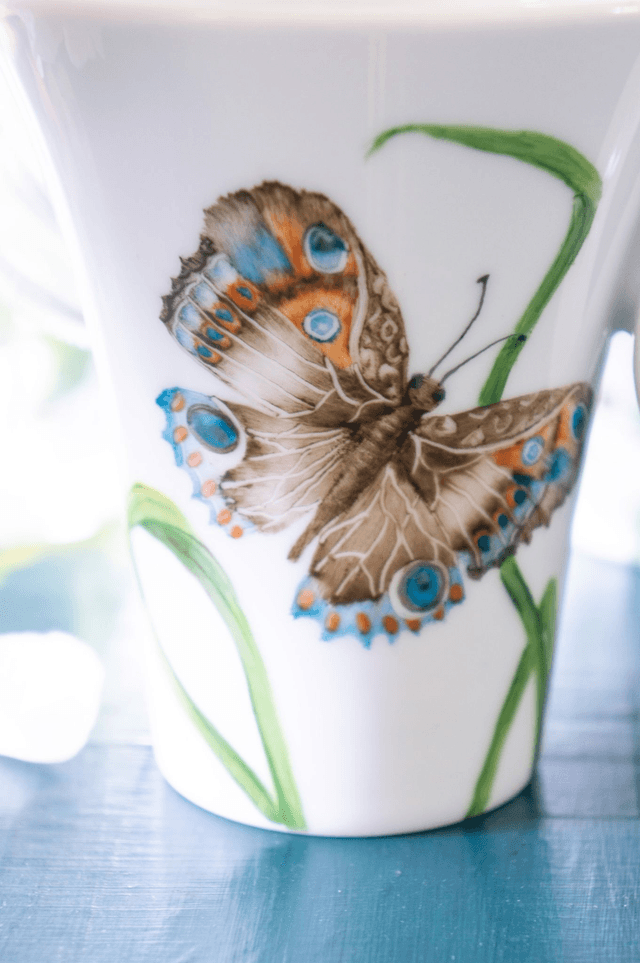 Mug en porcelaine fine, libellules et papillons, à personnaliser  