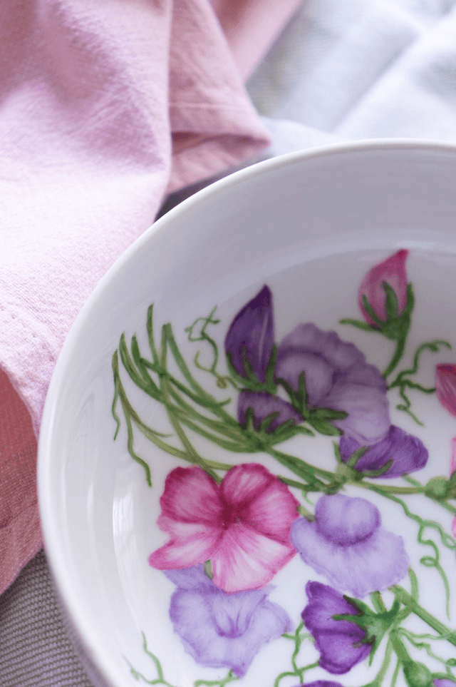 Coupelle en porcelaine fine peinte à la main – Motif pois de senteur – Vaisselle artisanale chic et multi-usages