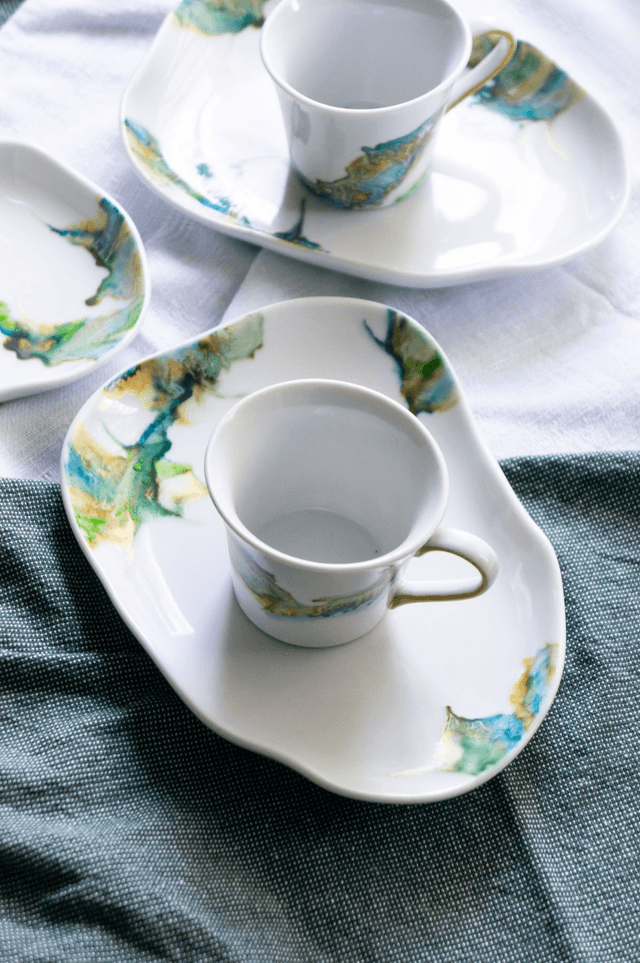 Service à café raffiné en porcelaine effet marbré vert émeraude, création artisanale unique 