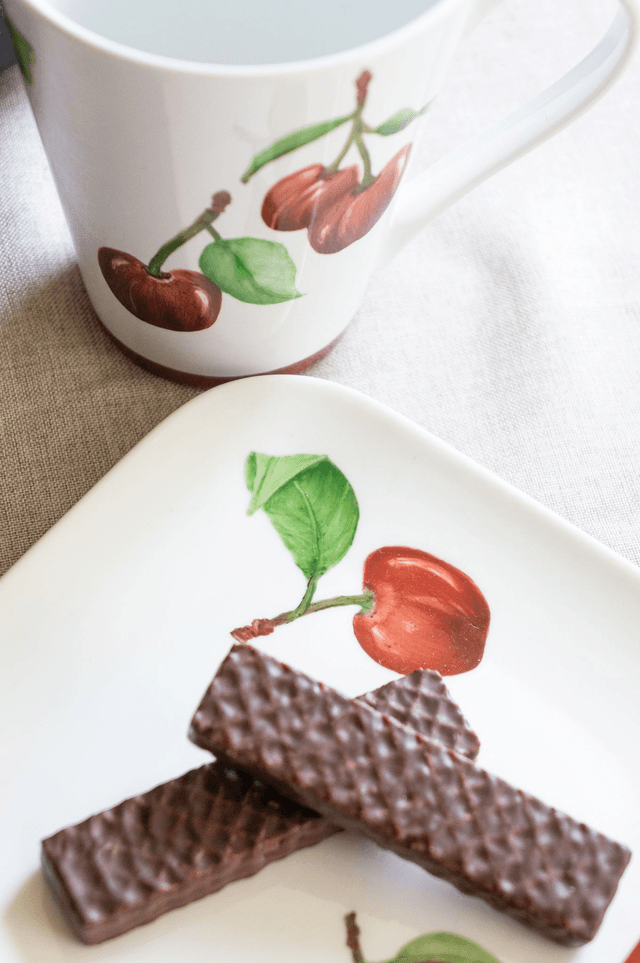 Ensemble café gourmand, cerises rouges, café frappé d'été, cadeau artisanal à personnaliser