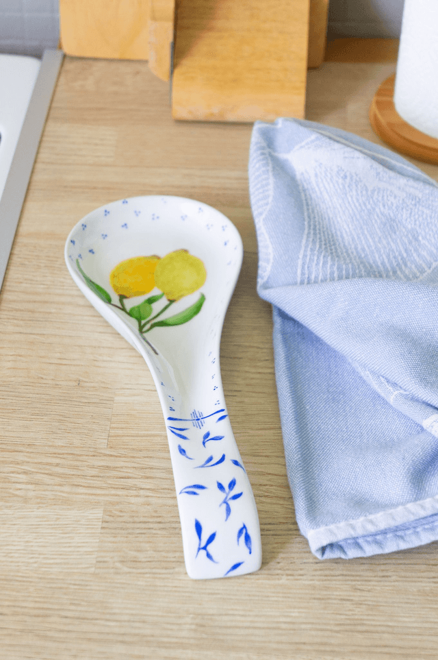 Repose-cuillère en porcelaine, motif citrons peints à la main, style méditerranéen jaune et bleu 