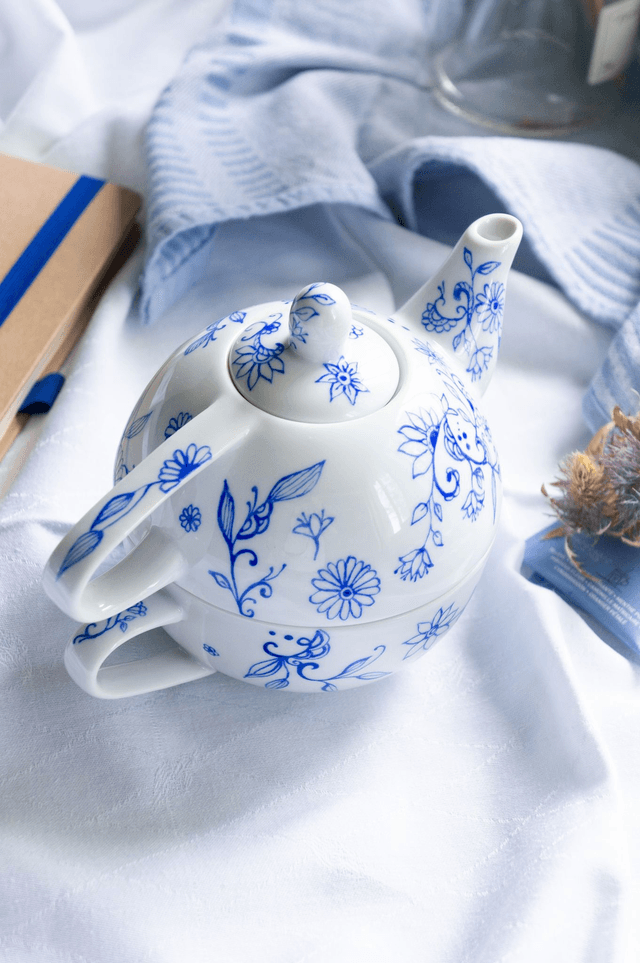 Théière égoïste en porcelaine peinte à la main, création unique pour une pause thé en solo, théière bleue idée cadeau personnalisable