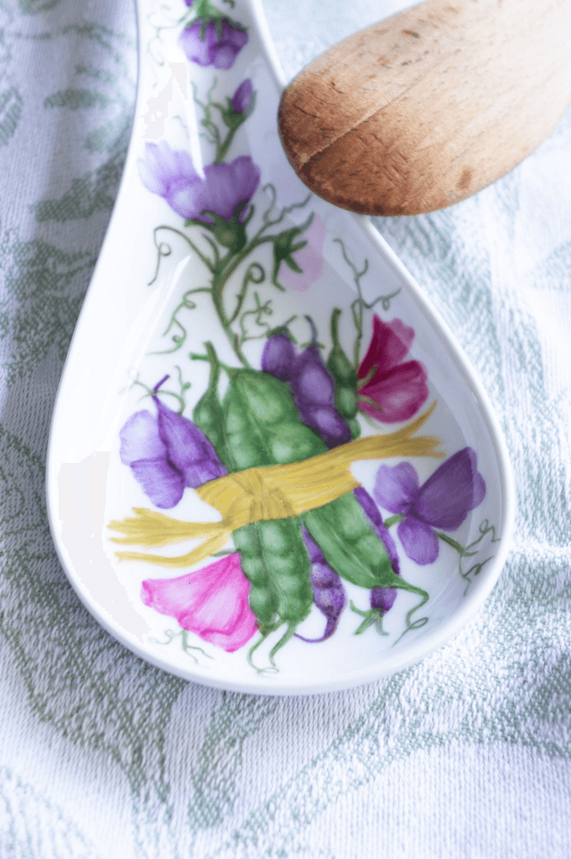 Repose-cuillère en porcelaine – Pois de senteur et haricots verts peints à la main – Décor floral champêtre, création unique