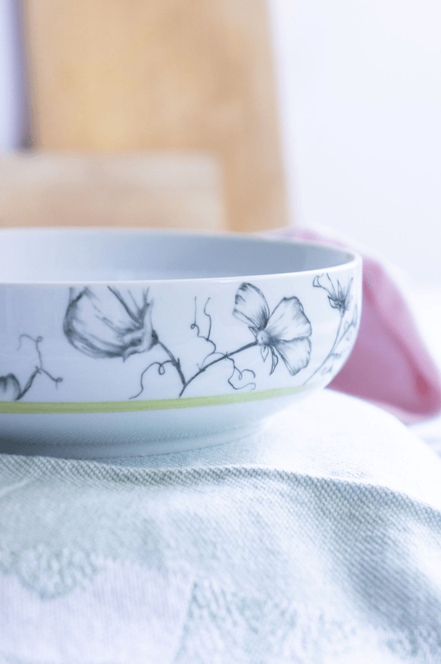 Coupelle en porcelaine fine peinte à la main – Motif pois de senteur – Vaisselle artisanale chic et multi-usages