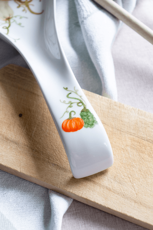 Repose-cuillère en porcelaine peint à la main, décor d'automne citrouilles et compagnies 