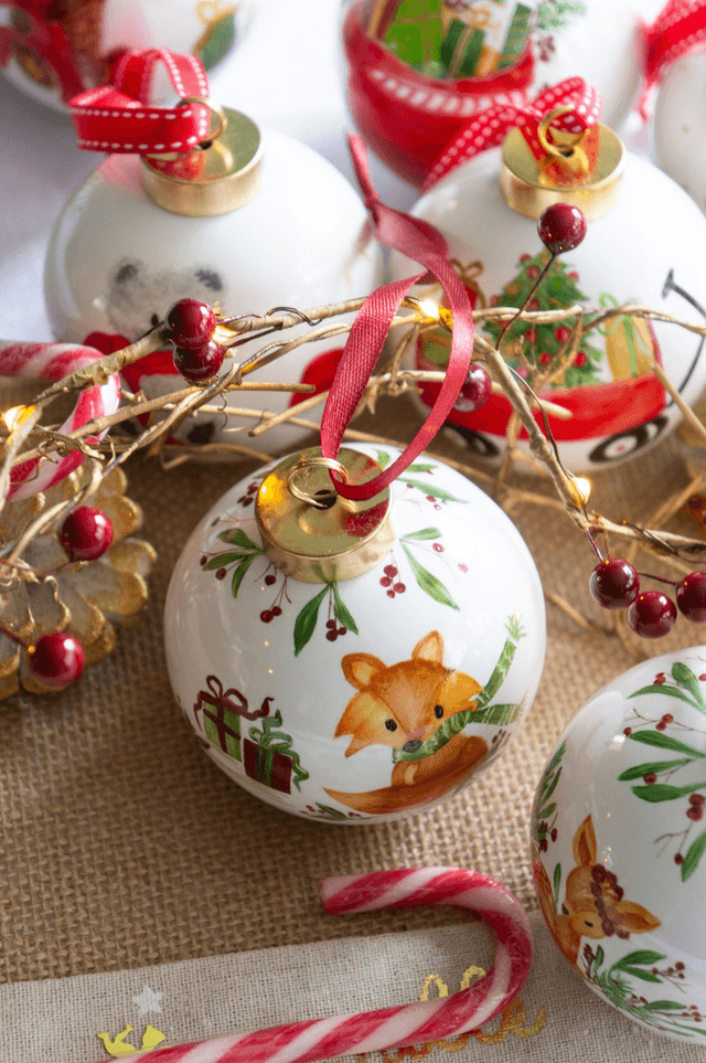Boule mon premier Noël personnalisable en porcelaine, motif faon, renard à accrocher dans le sapin .