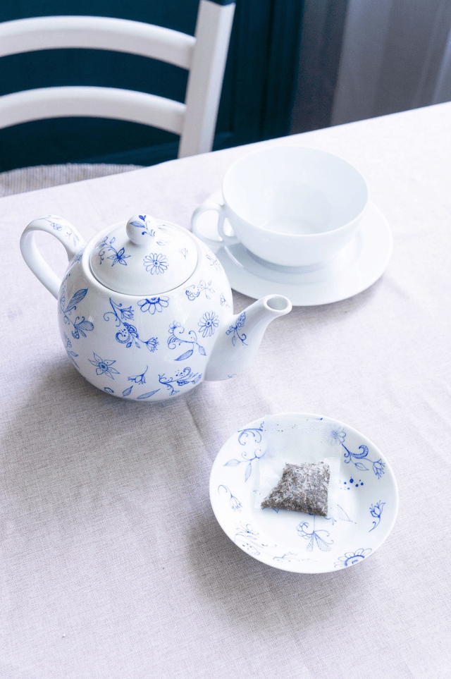 Repose-sachet de thé en porcelaine de Limoges, décorée à la main motif coquelicots, accessoire pour amateur de thé ou tisane