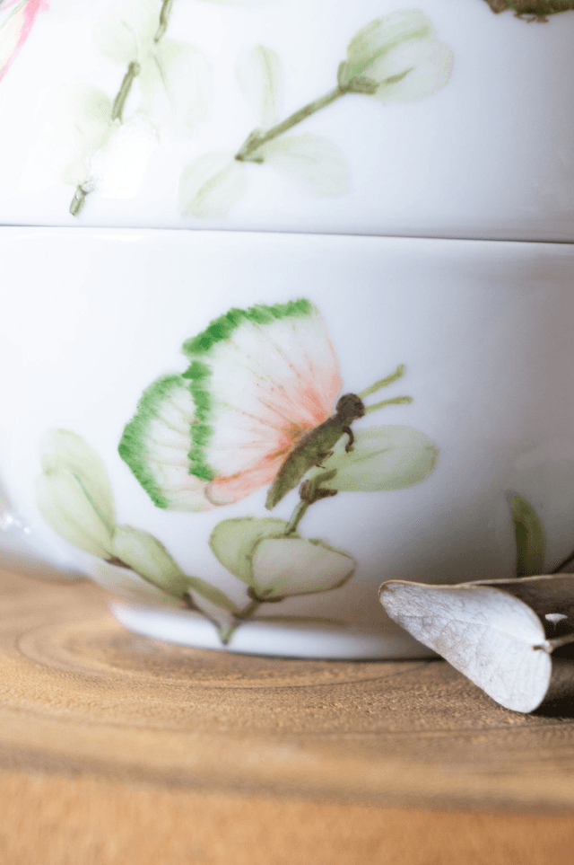 Théière égoïste en porcelaine fine, papillons et eucalyptus pastel, pièce unique peinte à la main, idée cadeau pour femme