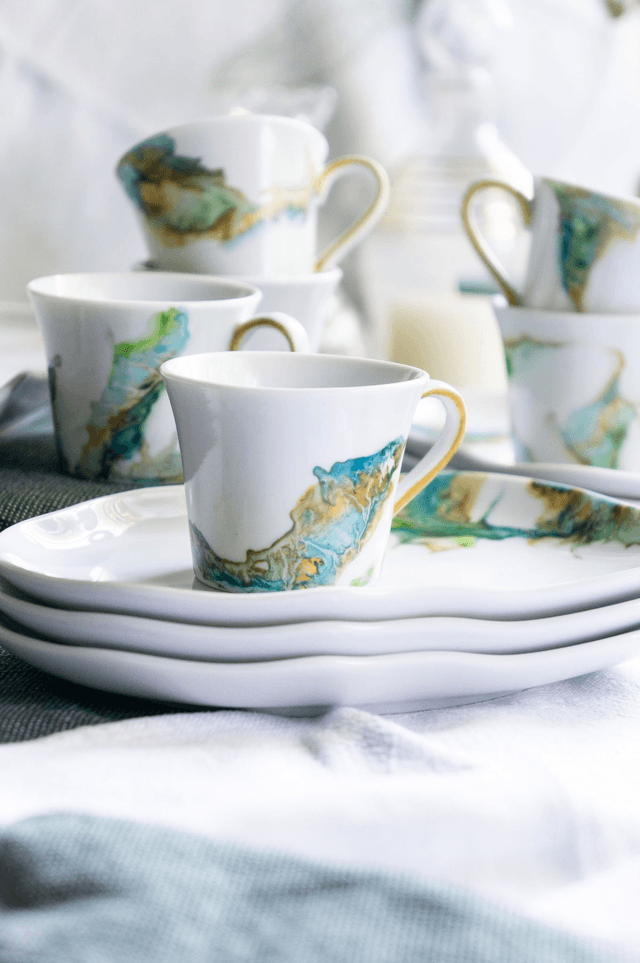 Service à café raffiné en porcelaine effet marbré vert émeraude, création artisanale unique 