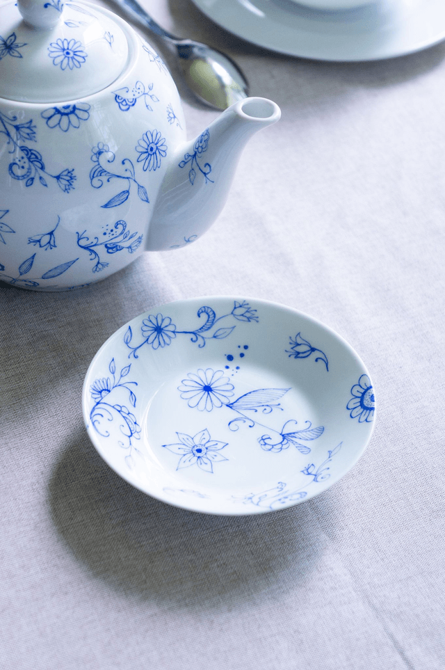 Théière boule en porcelaine fine, décor floral abstrait bleu tracé à la plume, pièce unique peinte à la main , cadeau de Noël