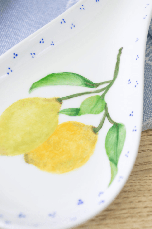 Repose-cuillère en porcelaine, motif citrons peints à la main, style méditerranéen jaune et bleu 