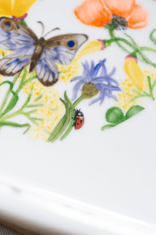 Plat à four en porcelaine peinte à la main, fleurs champêtres et insectes 