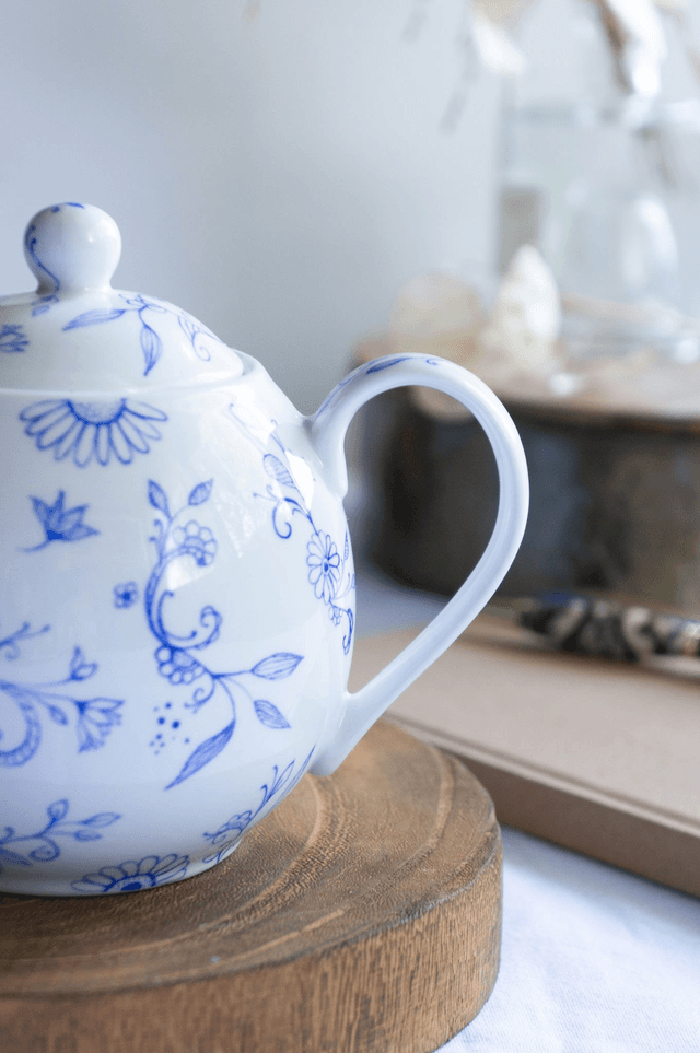 Théière boule en porcelaine fine, décor floral abstrait bleu tracé à la plume, pièce unique peinte à la main , cadeau de Noël