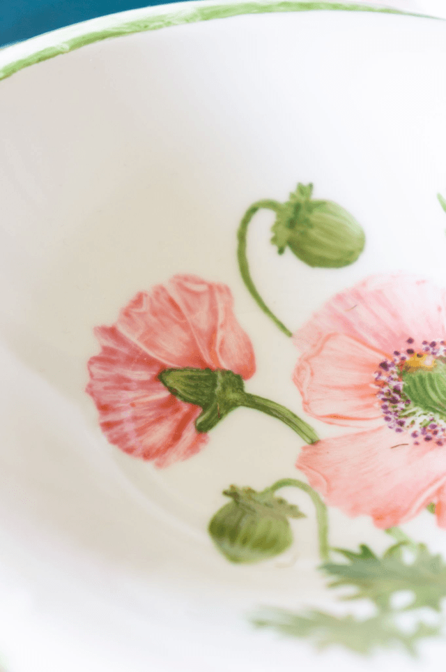 Coupelle en porcelaine peinte à la main, fleurs de pavots rose saumon et bord marbré vert, décoration ou usage quotidien