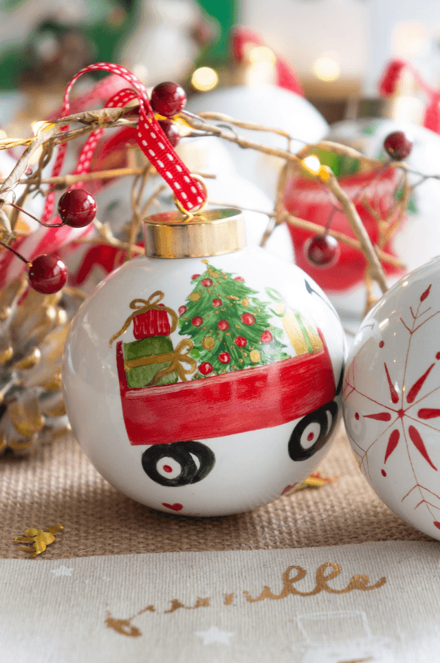 Boule mon premier Noël à personnaliser en porcelaine, motif voiture rouge, chariot de cadeaux  