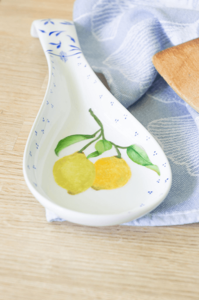 Repose-cuillère en porcelaine, motif citrons peints à la main, style méditerranéen jaune et bleu 