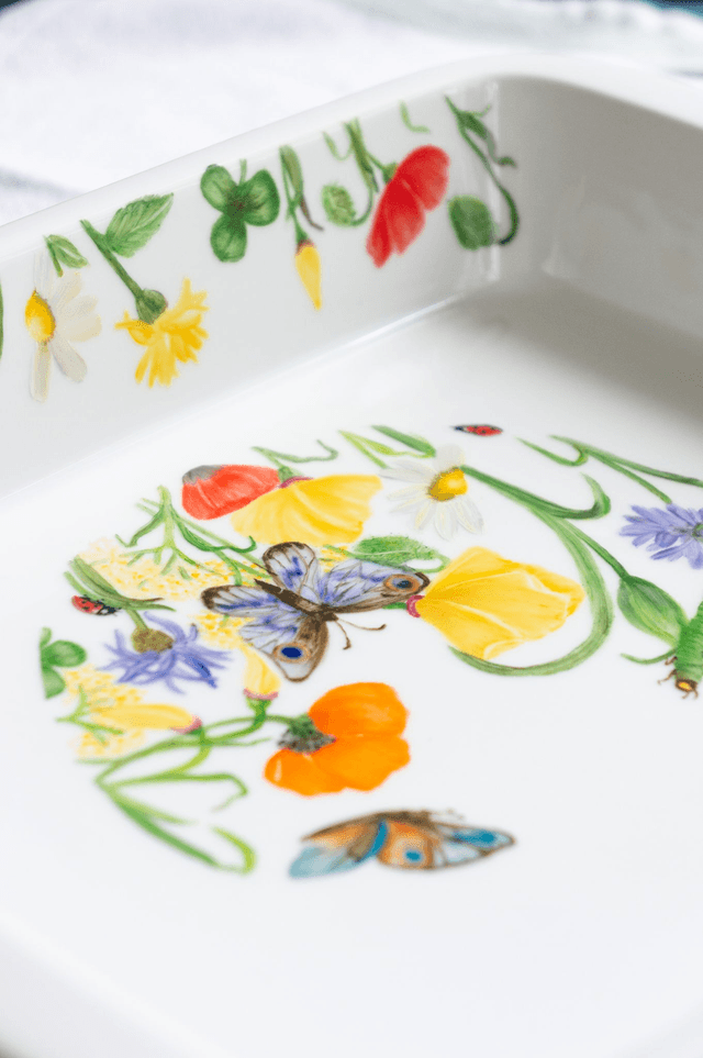 Plat à four en porcelaine peinte à la main, fleurs champêtres et insectes 