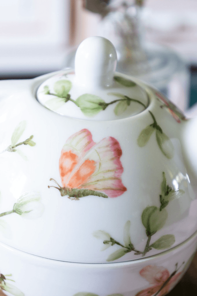 Théière égoïste en porcelaine fine, papillons et eucalyptus pastel, pièce unique peinte à la main, idée cadeau pour femme
