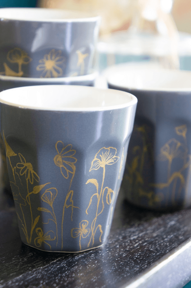 Service 4 tasses expresso en porcelaine grise, décor fleurs des champs or peint à la main, idée cadeau homme, vaisselle artisanale unique