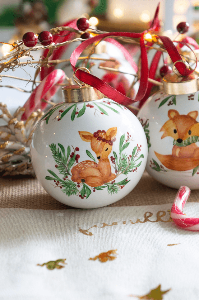 Boule mon premier Noël personnalisable en porcelaine, motif faon, renard à accrocher dans le sapin .