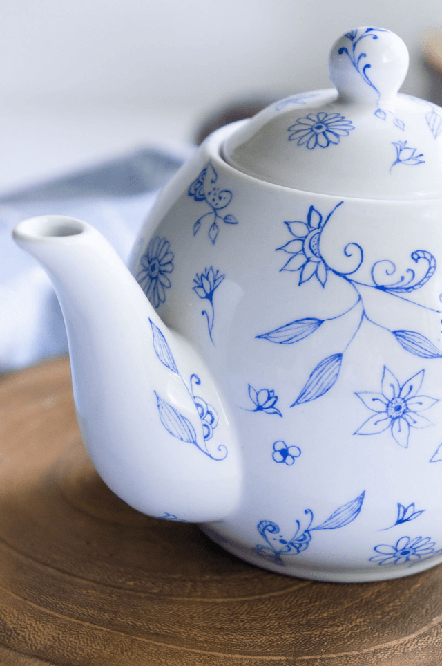 Théière boule en porcelaine fine, décor floral abstrait bleu tracé à la plume, pièce unique peinte à la main , cadeau de Noël