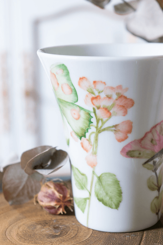 Mug en porcelaine fine, papillons et eucalyptus pastel, tasse à café peint à la main, création unique artisanale