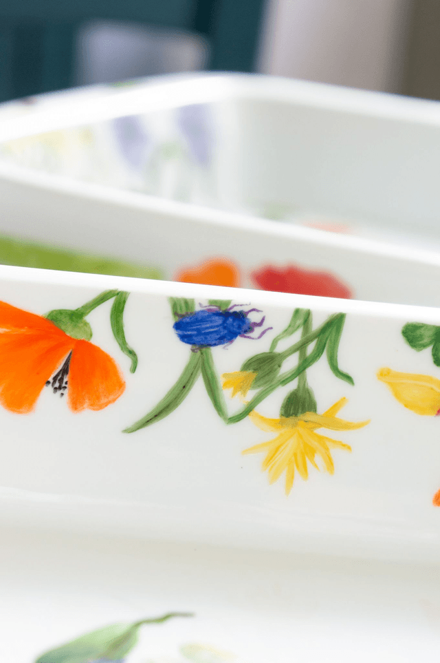 Plat à four en porcelaine peinte à la main, fleurs champêtres et insectes 