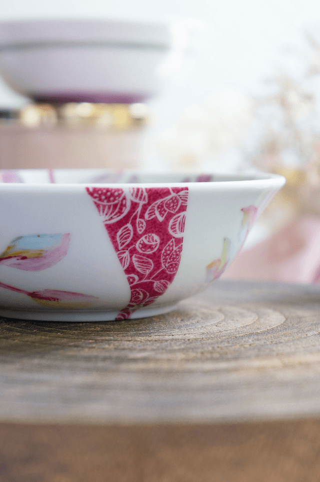 Coupelle bijoux, coupelle vide poche, en porcelaine fine, peinte à la main motif fleurs abstrait rose framboise mauve