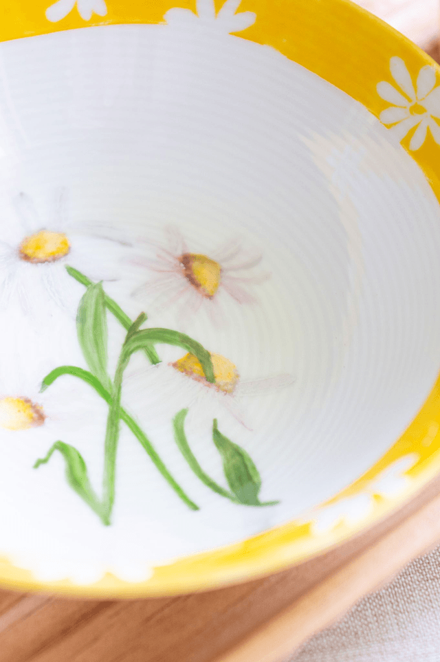 Duo de coupelles en porcelaine fine, motif marguerites peint à la main, décor estival et champêtre, pièces artisanales uniques