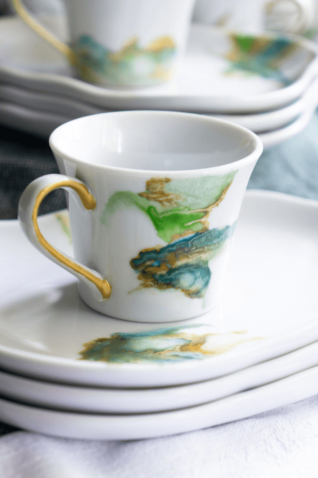Service à café raffiné en porcelaine effet marbré vert émeraude, création artisanale unique 
