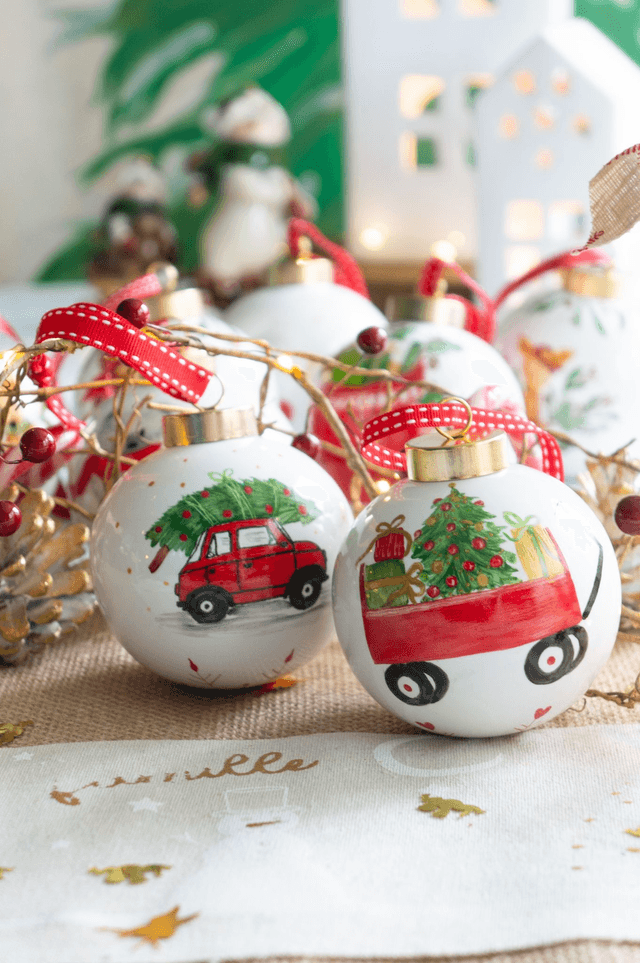 Boule mon premier Noël à personnaliser en porcelaine, motif voiture rouge, chariot de cadeaux  