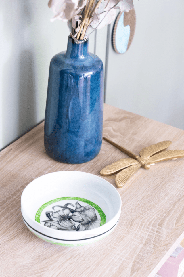 Grande coupelle basse en porcelaine peinte main, Iris noir et vert marbré, Art de la table chic, Cadeau artisanal nature et élégant