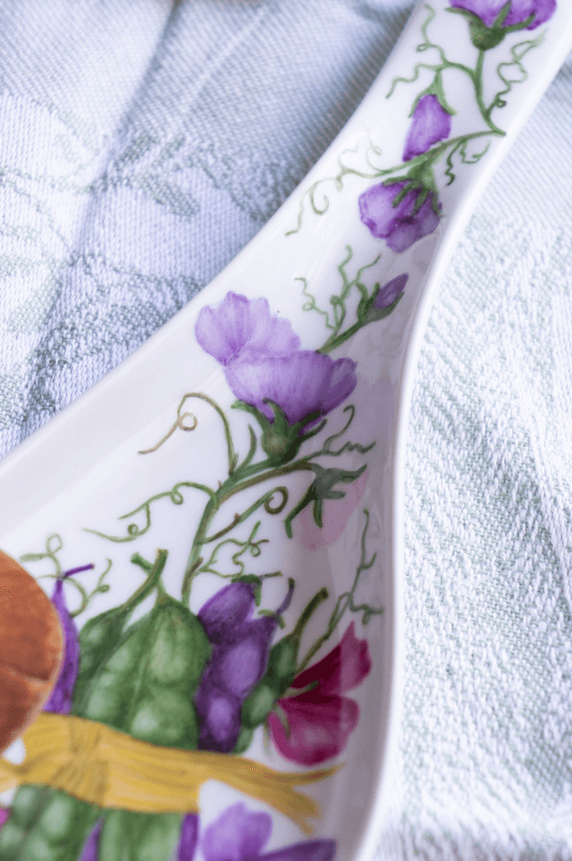 Repose-cuillère en porcelaine – Pois de senteur et haricots verts peints à la main – Décor floral champêtre, création unique