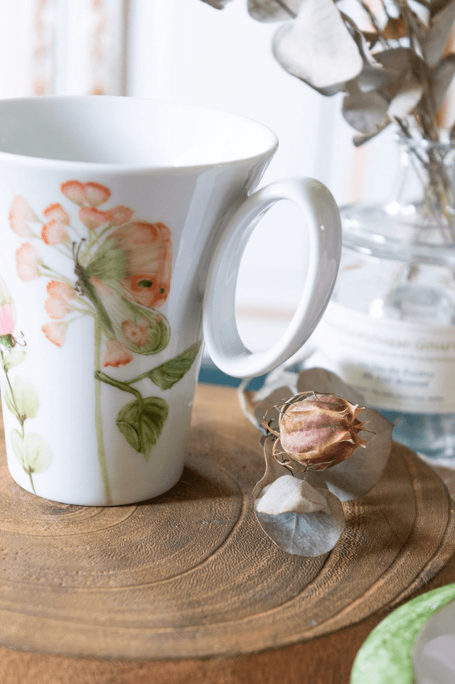 Mug en porcelaine fine, papillons et eucalyptus pastel, tasse à café peint à la main, création unique artisanale