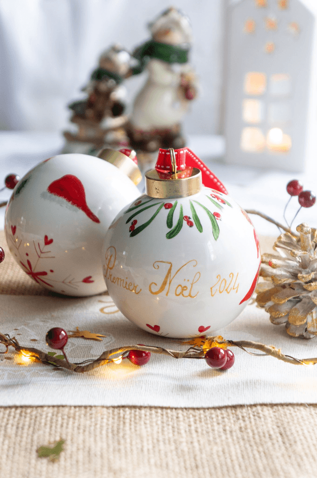 Boule premier Noël personnalisée en porcelaine , boule de Noël prénom enfant, motif ourson 