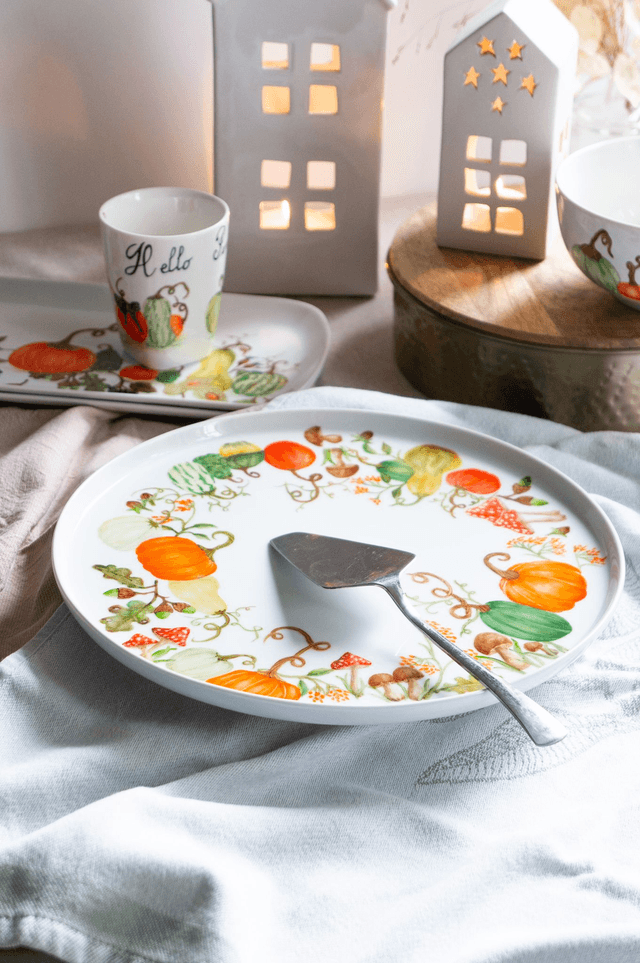 Plat rond à tarte en porcelaine décorée à la main de citrouilles, baies, feuillages et champignons  