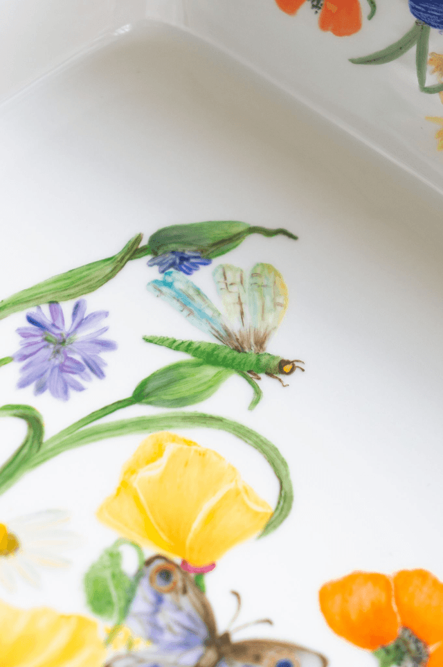 Plat à four en porcelaine peinte à la main, fleurs champêtres et insectes 